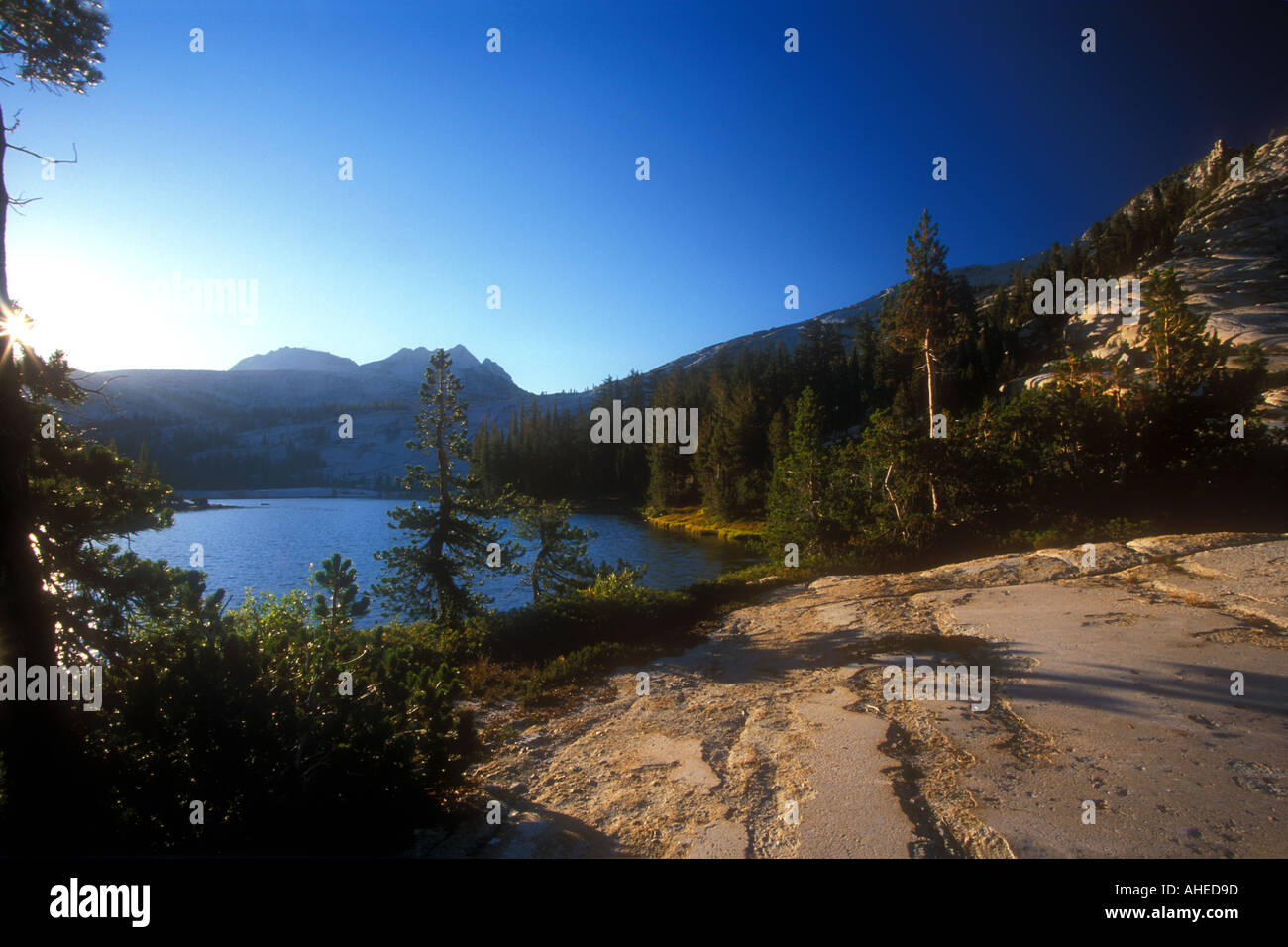 La Cathédrale de 'lac' et 'Cathedral Peak' 'Haute Sierra' 'Yosemite National Park' NP Californie USA Banque D'Images