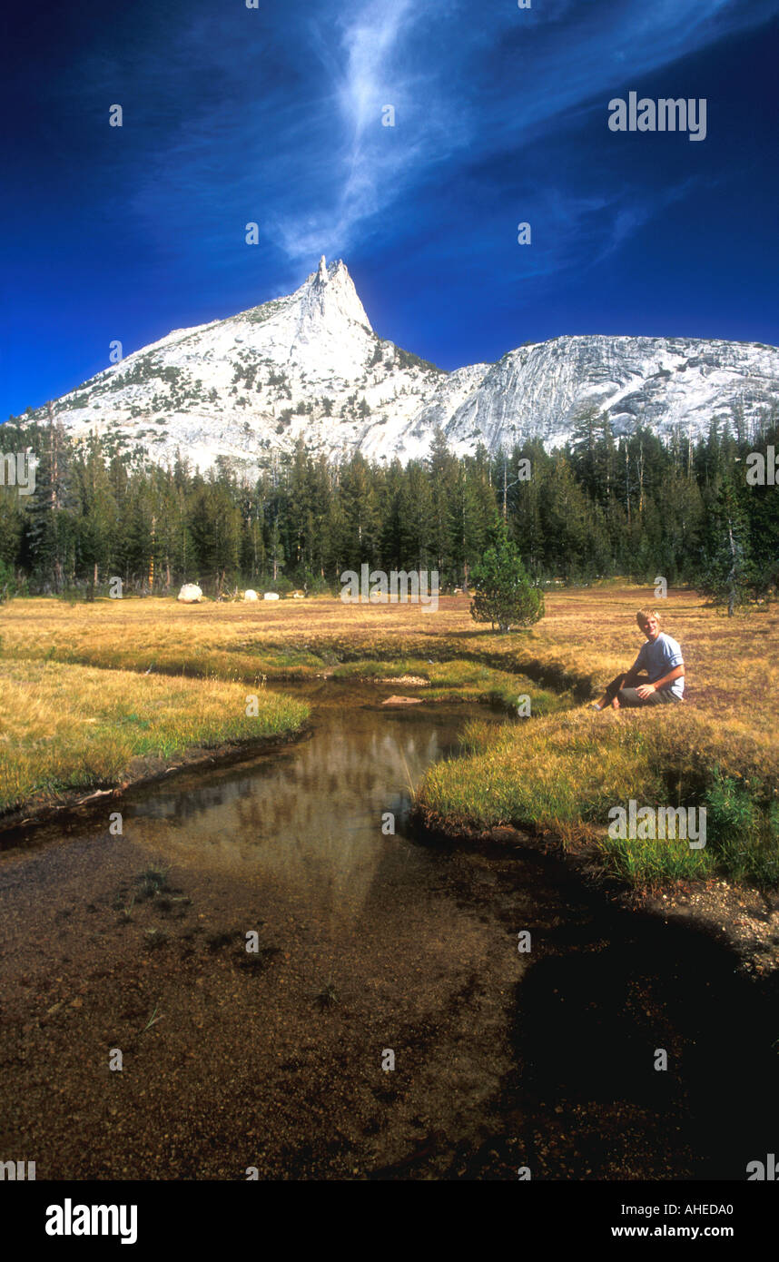 Lac et cathédrale Cathedral Peak High Sierra Yosemite National Park NP California USA Banque D'Images