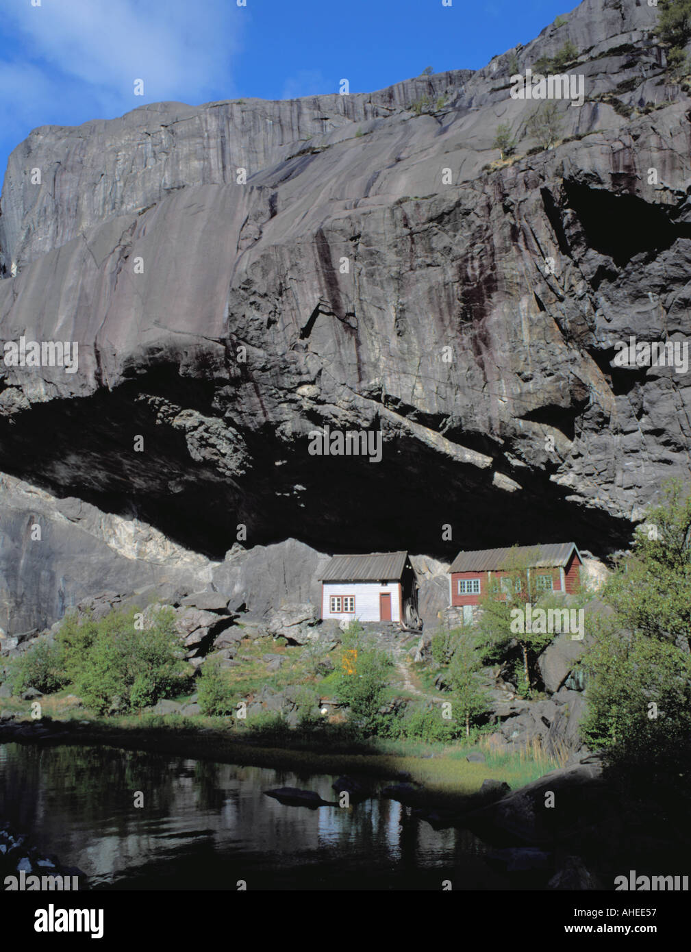Maisons anciennes pittoresques sous 'Helleren' (un énorme rocher, déplacement) Jøssingfjord, Rogaland,. Banque D'Images