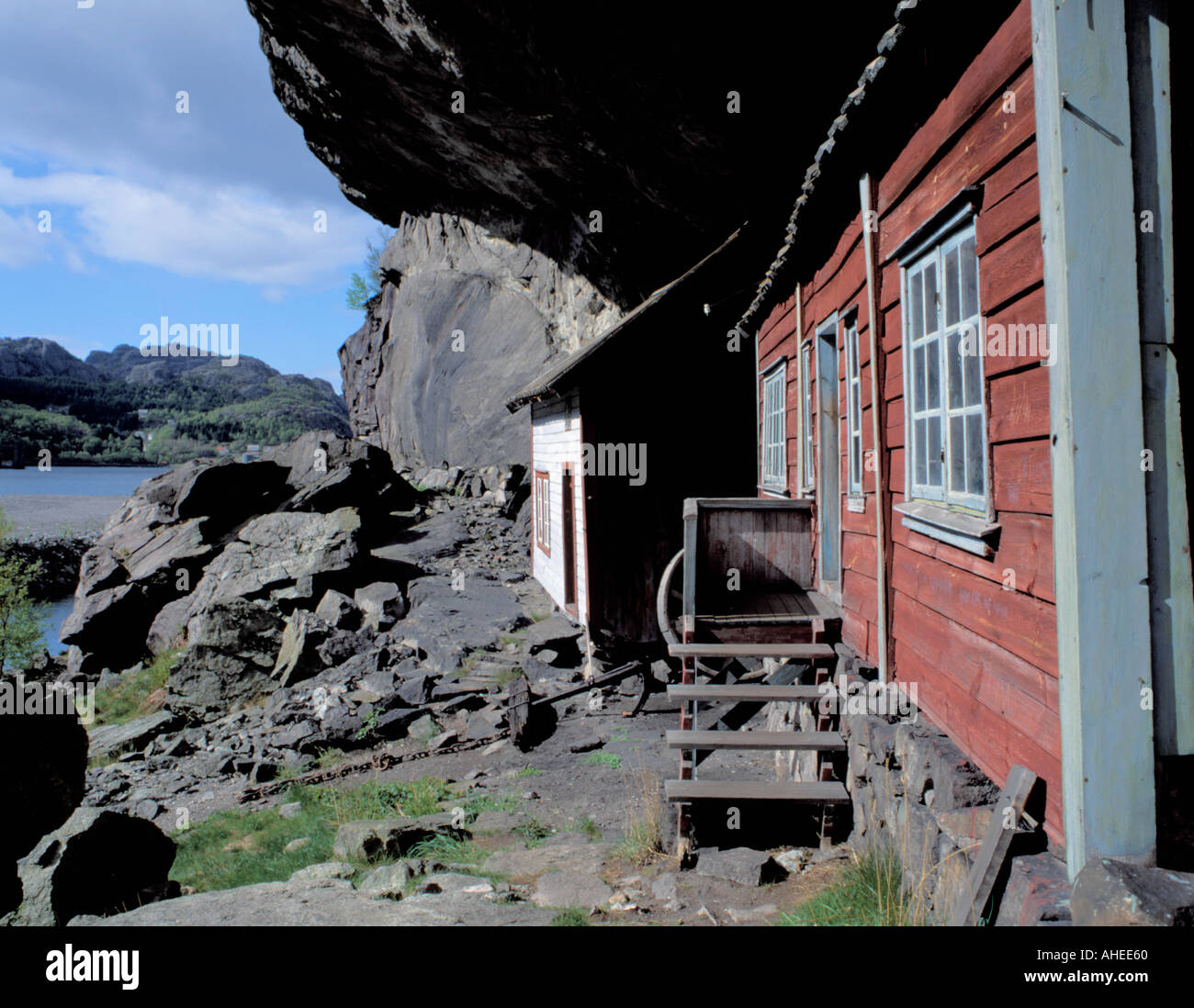 Maisons anciennes pittoresques sous 'Helleren' (un énorme rocher, déplacement) Jøssingfjord, Rogaland,. Banque D'Images