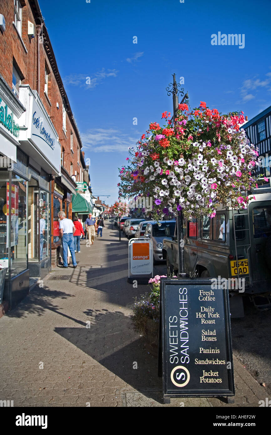 Le centre-ville de Ledbury, montrant des paniers de fleurs, Herefordshire. Banque D'Images