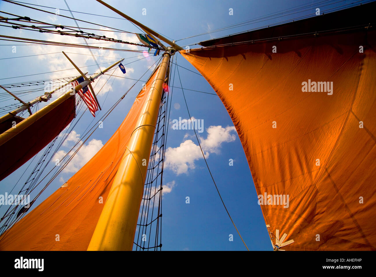 Voiles sur un grand voilier Banque D'Images