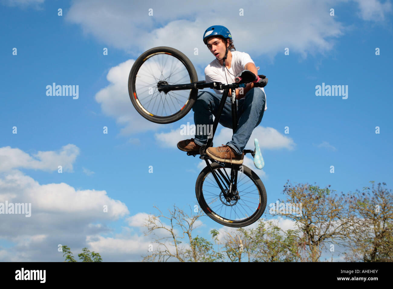 Une adolescente biker jumping avec son vélo Banque D'Images