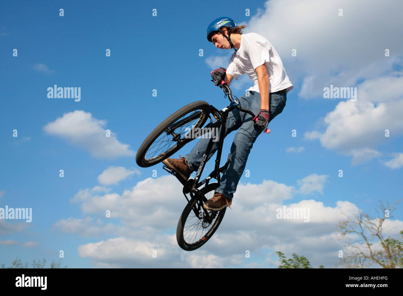 Une adolescente biker jumping avec son vélo Banque D'Images