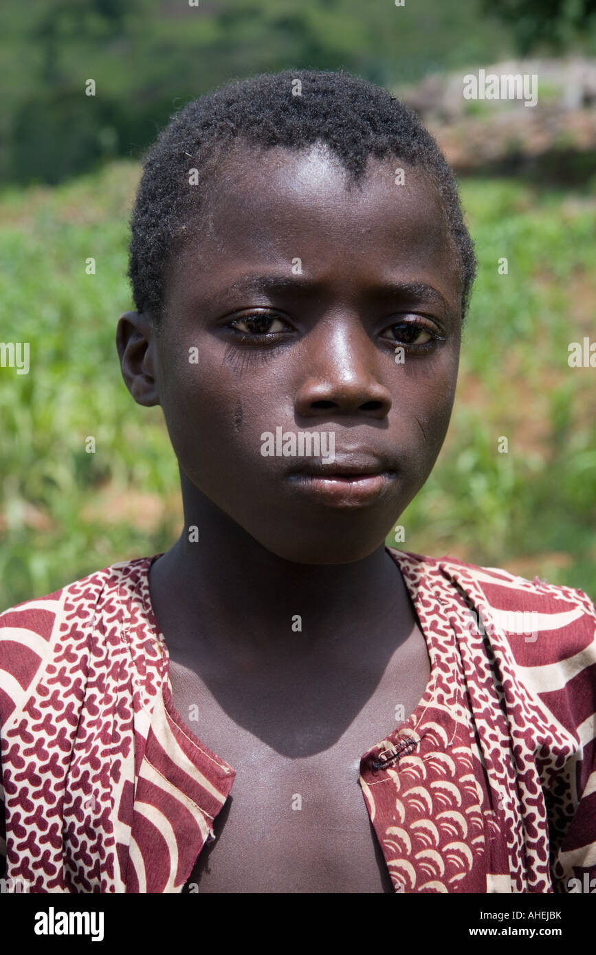 Portrait vertical de l'enfant dans le nord du Togo. Banque D'Images
