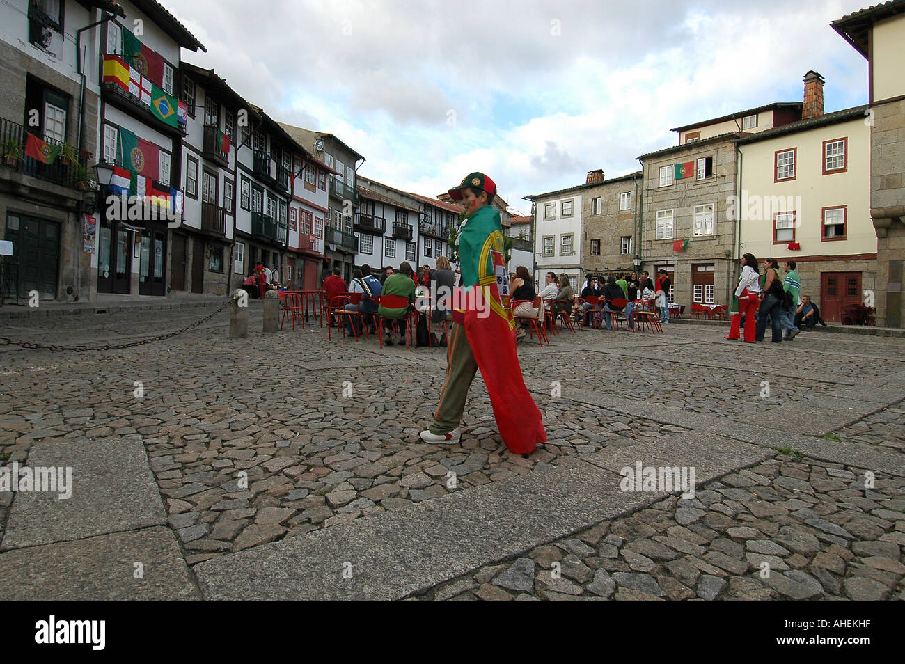 Les gens se sont réunis au cours de match de football à l'extérieur de la vieille ville Guimaraes Portugal scène Banque D'Images