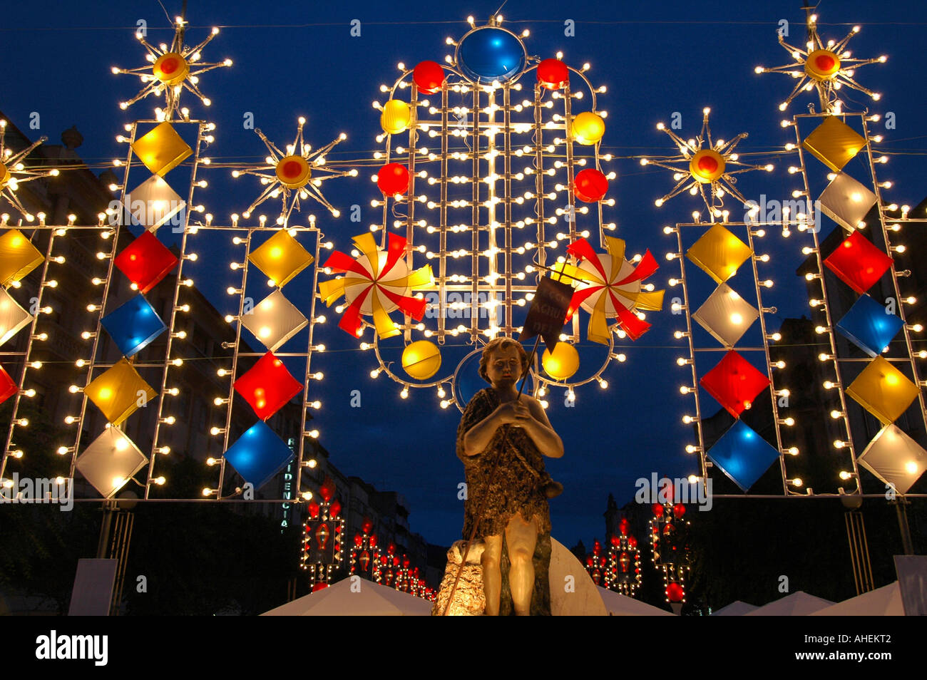 Décorations de rue pendant la Festa de Sao Joao ou Festival de St John dans la ville de Braga au nord du Portugal Banque D'Images