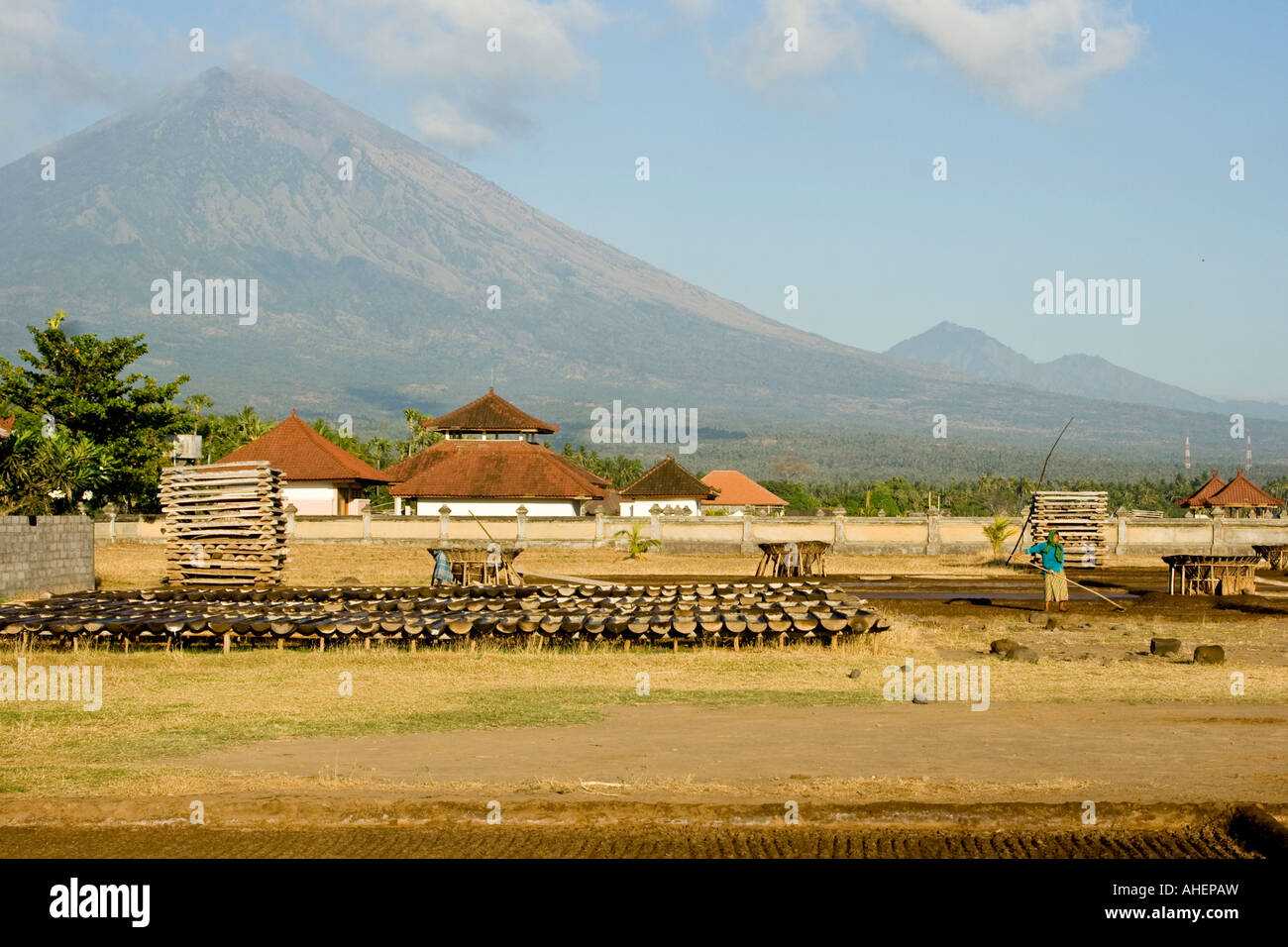 La production de sel artisanal à Gunung Agung Bali Amed distance Indonésie Banque D'Images