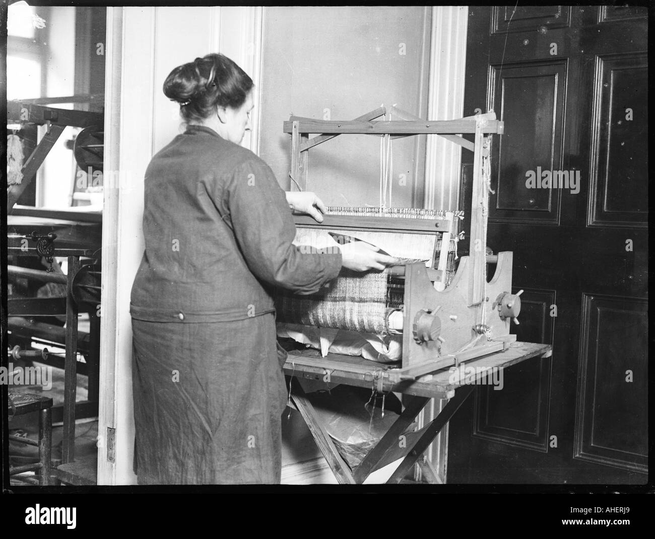 Tisser sur un métier à tisser à la main Photo Stock Alamy — free download