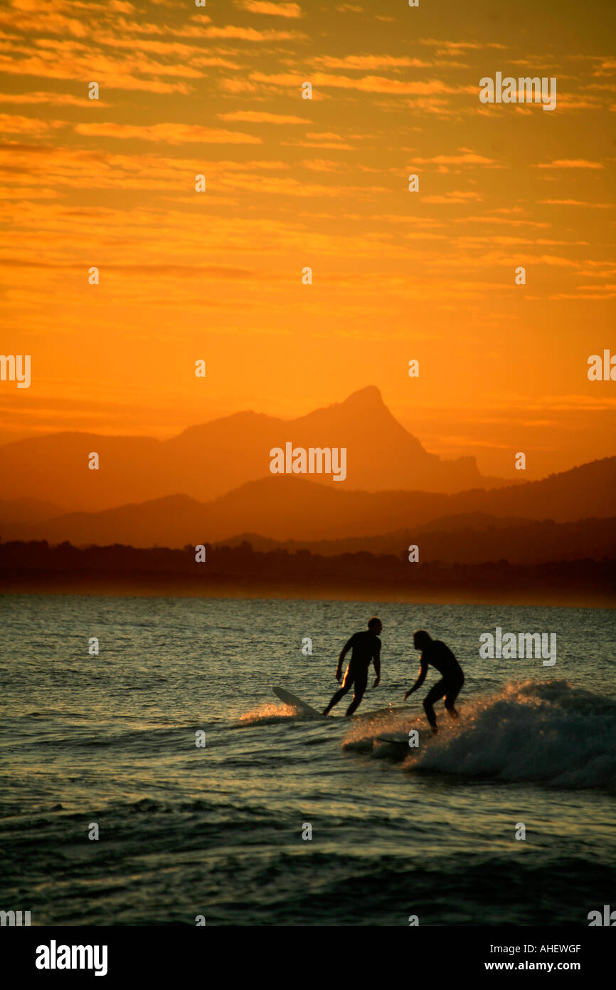 La pause de l'après-midi de surf au coucher du soleil plage de Wategos Byron Bay Australie Banque D'Images