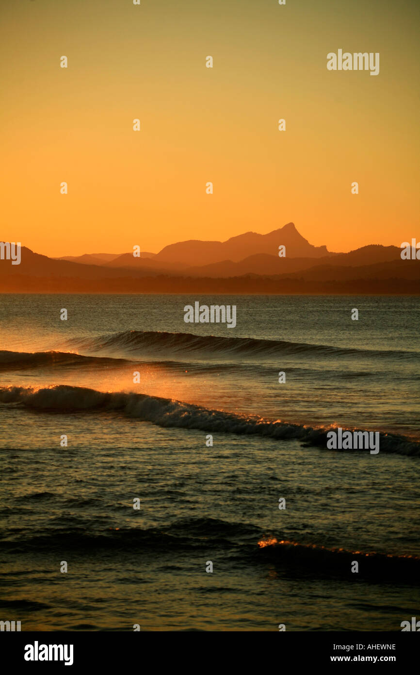 La pause de l'après-midi au coucher du soleil à plage de Wategos Byron Bay Australie Mount Warning avec en arrière-plan. Banque D'Images