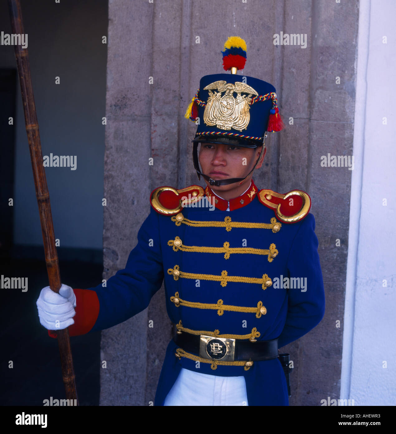 Garde présidentielle au Palais de Gobierno resplendissante dans son uniforme coloré de la ville de Quito Equateur Pichincha Banque D'Images