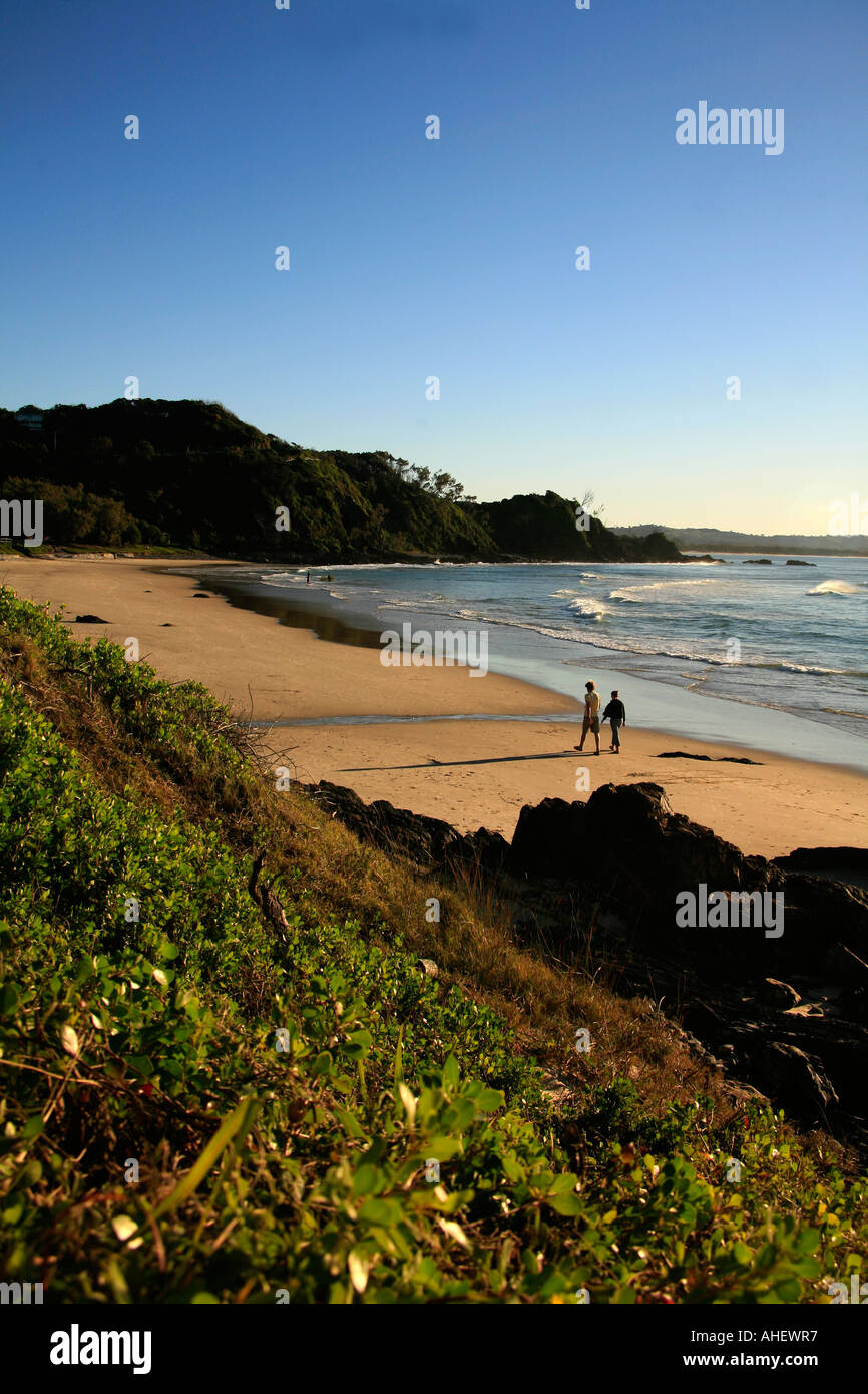 Un couple plus jeune se promener seul la plage de Wategos Byron Bay Australie Banque D'Images