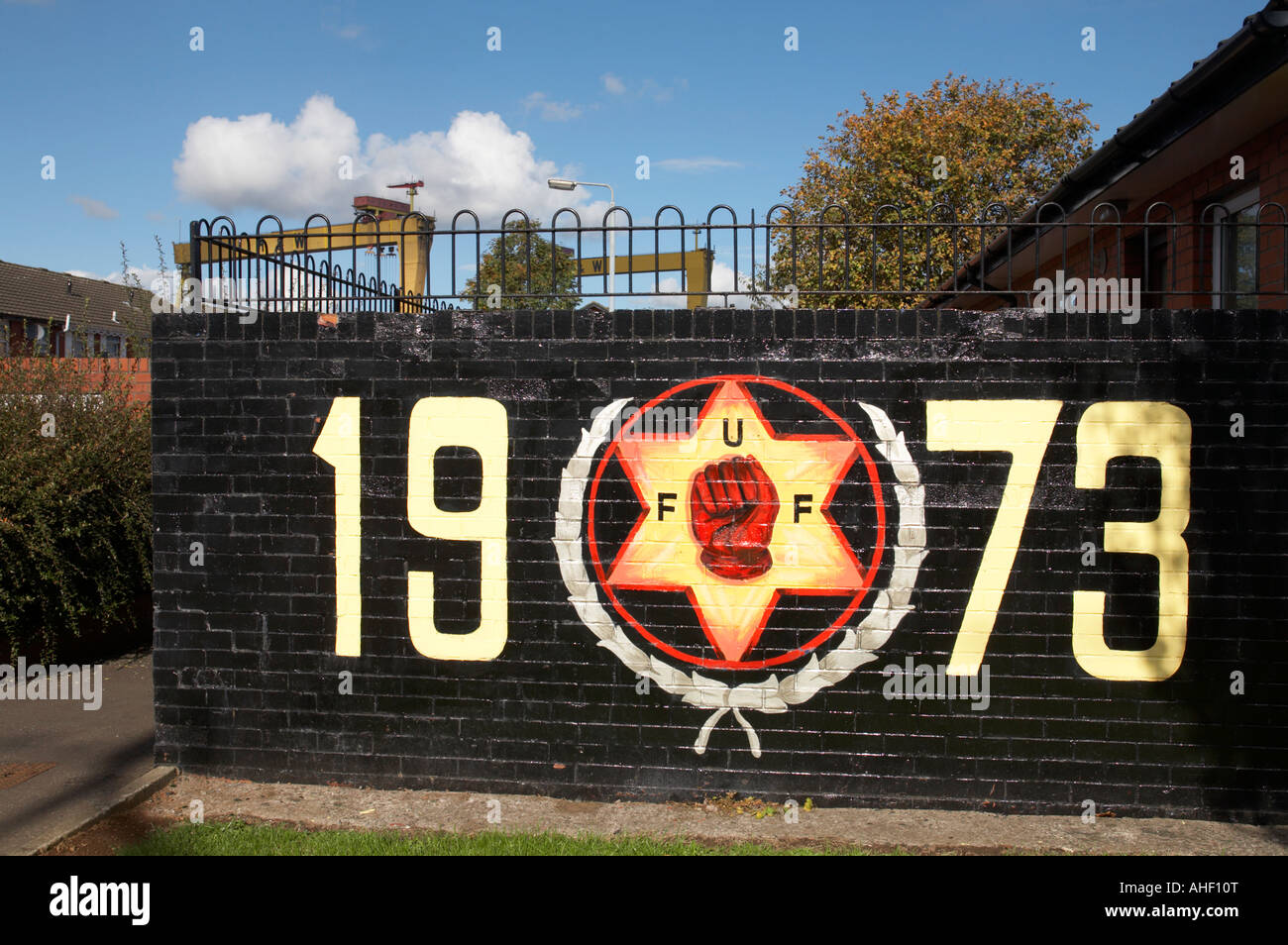 Murales loyalistes dans la région de Dalby inférieur est protestant Belfast Irlande du Nord . UFF main rouge d'Ulster symbole avec Banque D'Images