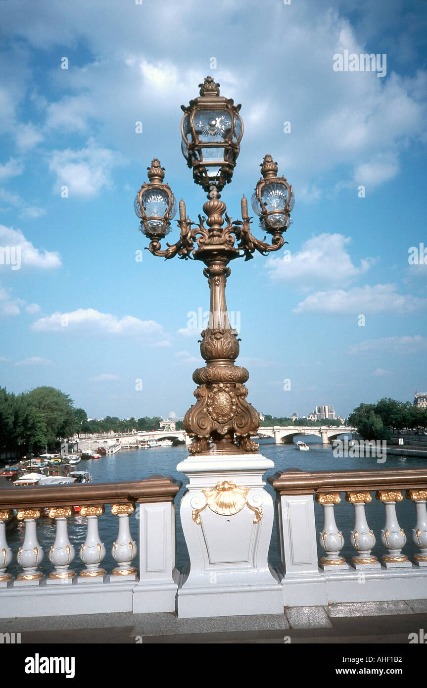 Paris France, Monument français 'Pont Alexandre III' Pont lumière sur la Seine (exposition universelle 1900) Banque D'Images