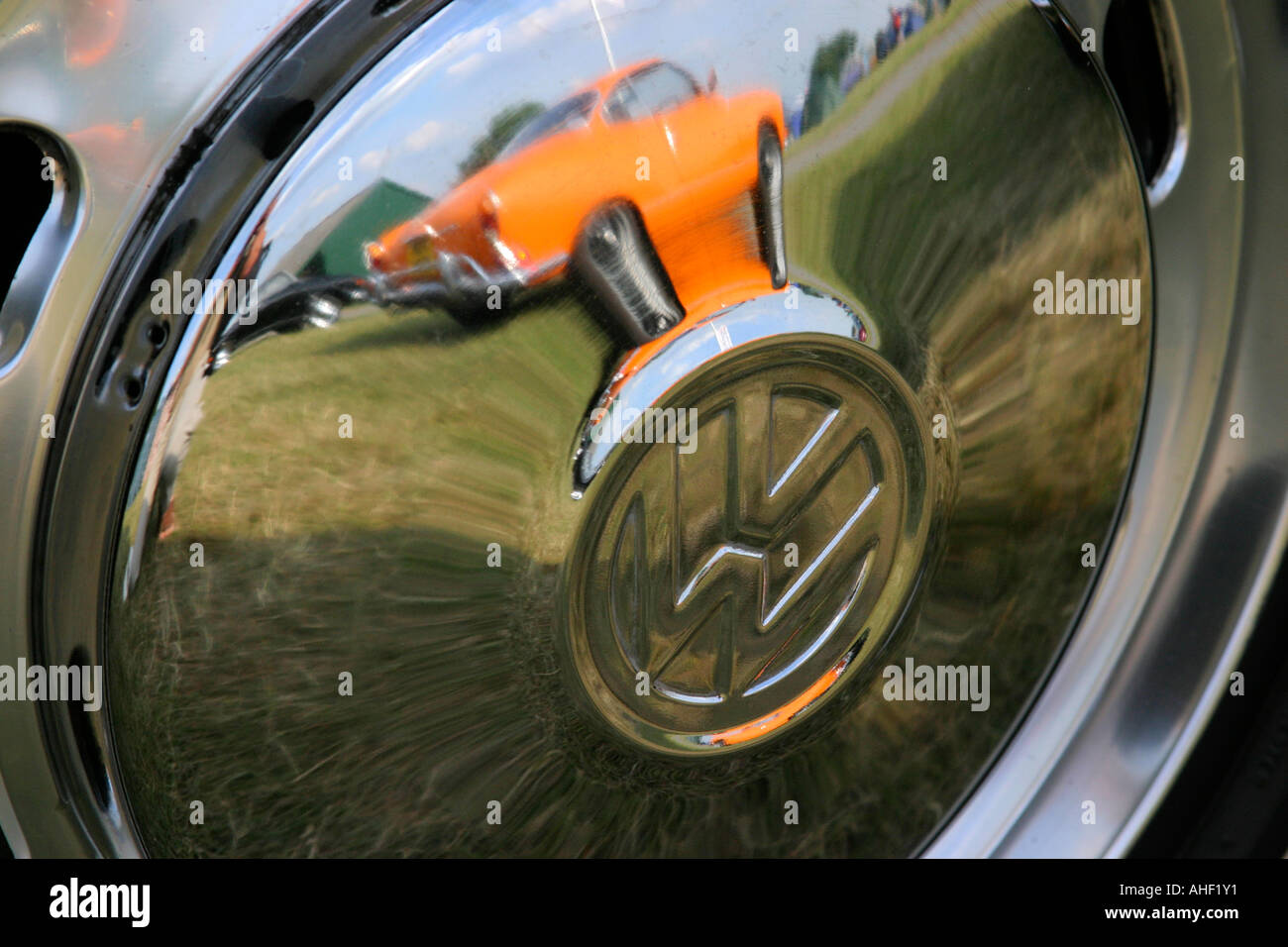 Reflet de VW Karman dans le moyeu de roue de la VW Beetle Banque D'Images