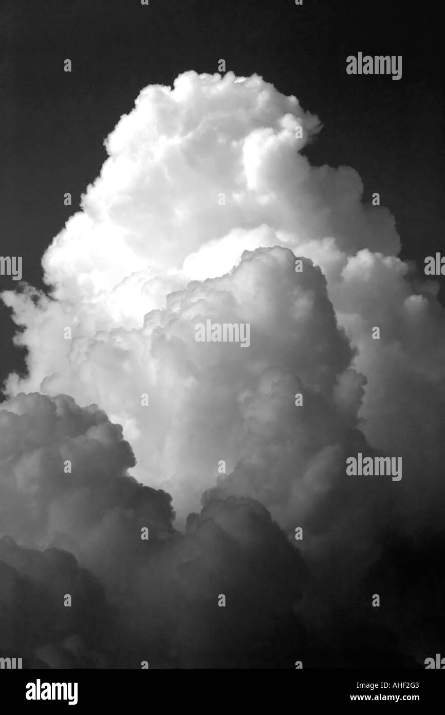 De gros cumulus cloud en monochrome noir et blanc. Banque D'Images