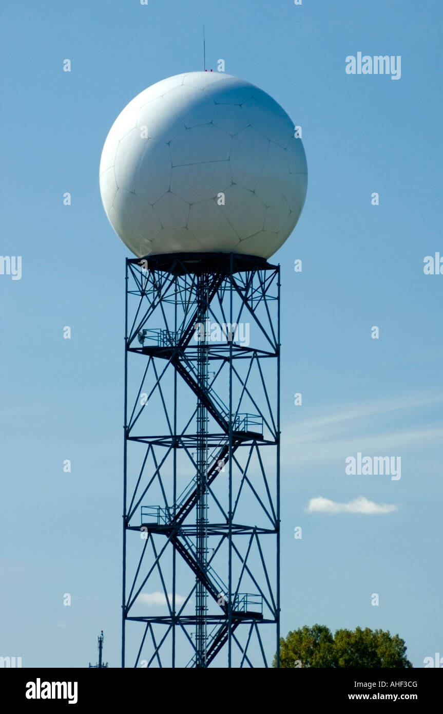 National Weather Service d'installation de radars Doppler à Green Bay Wisconsin Banque D'Images