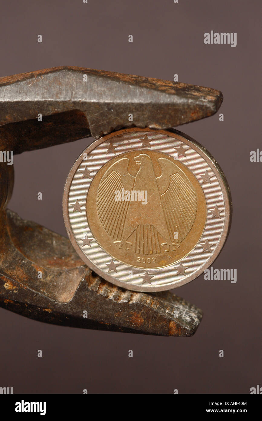 Pièce en euro de l'argent pris dans squeeze pression de pince à sertir Banque D'Images