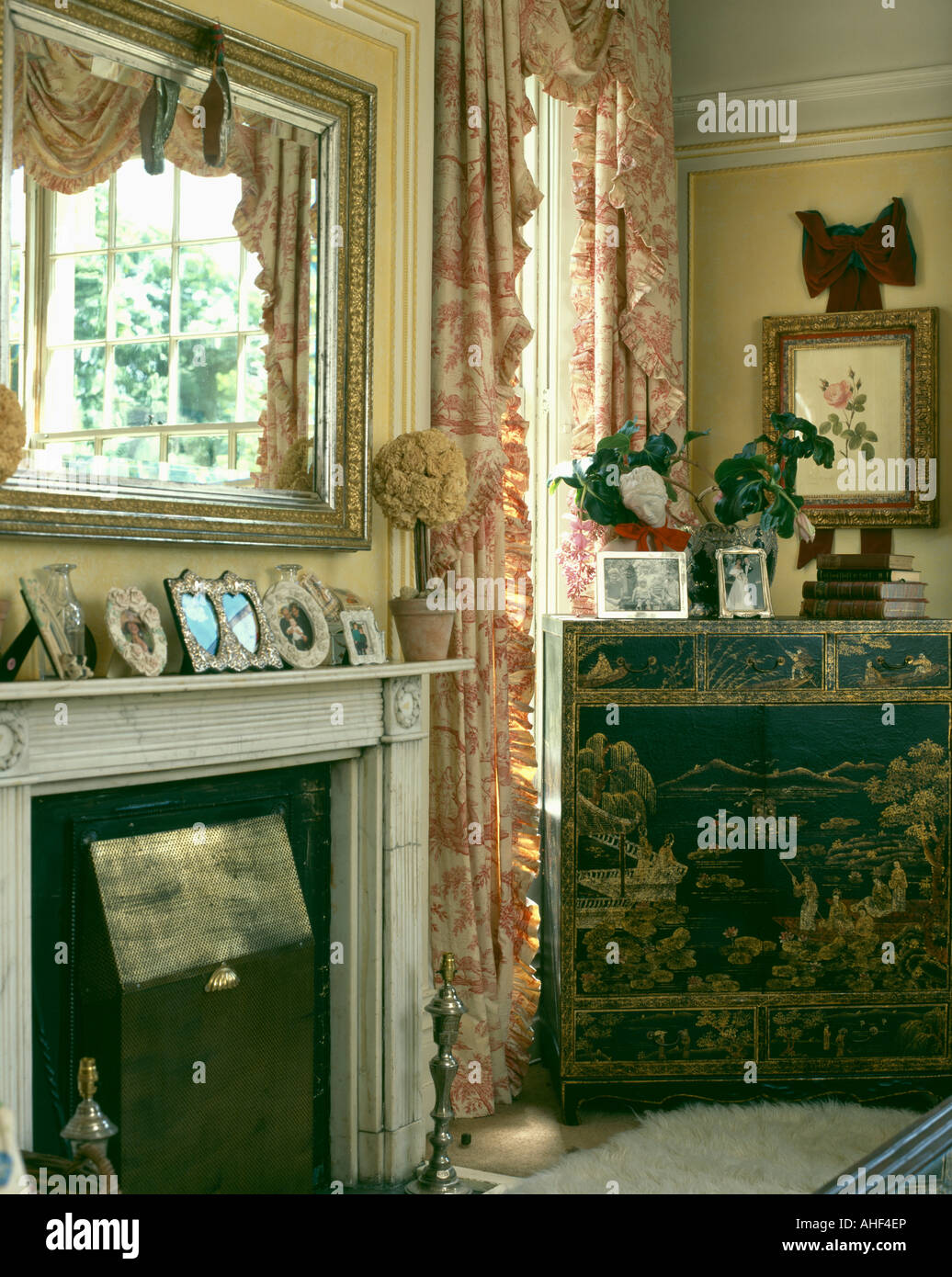 Miroir sur la cheminée de marbre en pays salon avec 'toile de Jouy' à côté des rideaux placard oriental Banque D'Images