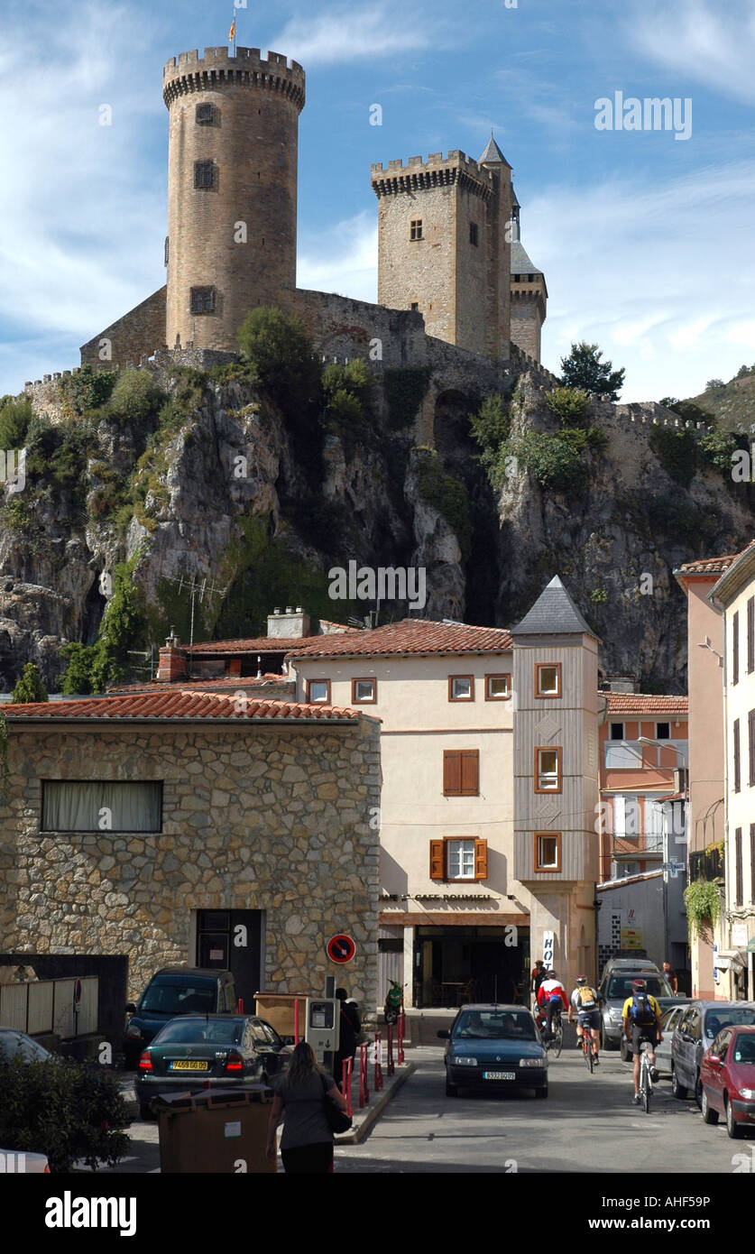Landmark Towers font saillie au-dessus de Foix centrale que les cyclistes traversent les rues de la ville ci-dessous Banque D'Images