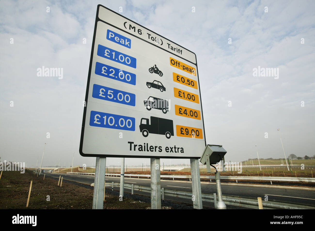 Un panneau indiquant les tarifs douaniers sur le Midland Expressway dans les West Midlands UK Banque D'Images