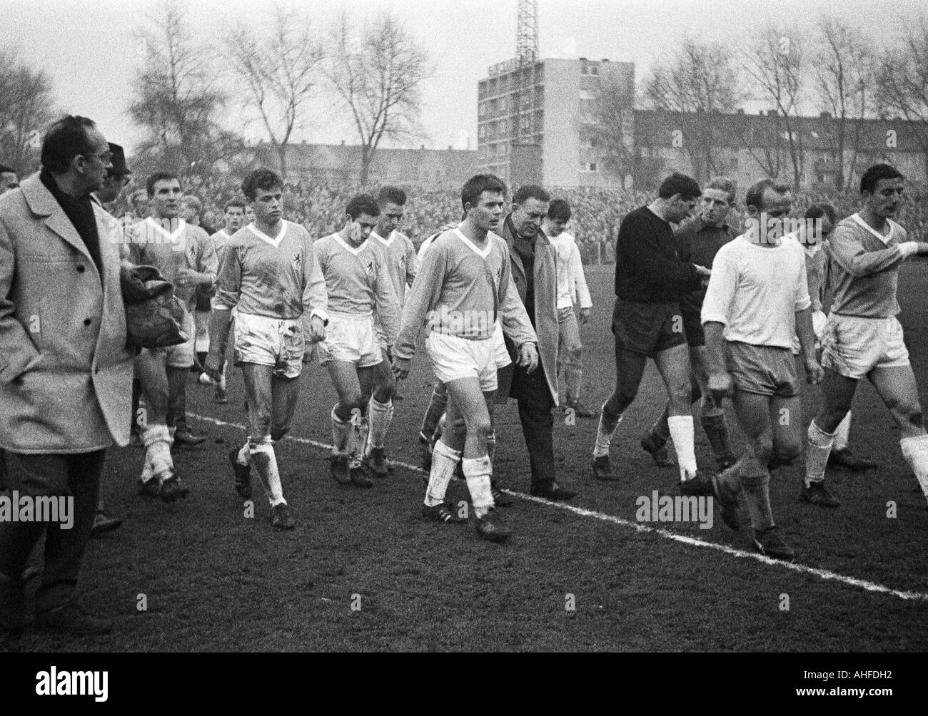 Football, Bundesliga, 1964/1965, Glueckaufkampfbahn Stadium, Schalke 04 contre 1860 Muenchen 2:2, joueurs de football, f.l.t.r. coach Max Merkel (1860), Rudolf Brunnenmeier (1860), Hans Reich (1860), Manfred Wagner (1860), Alfred Heiss (1860), Rudolf Steiner Banque D'Images