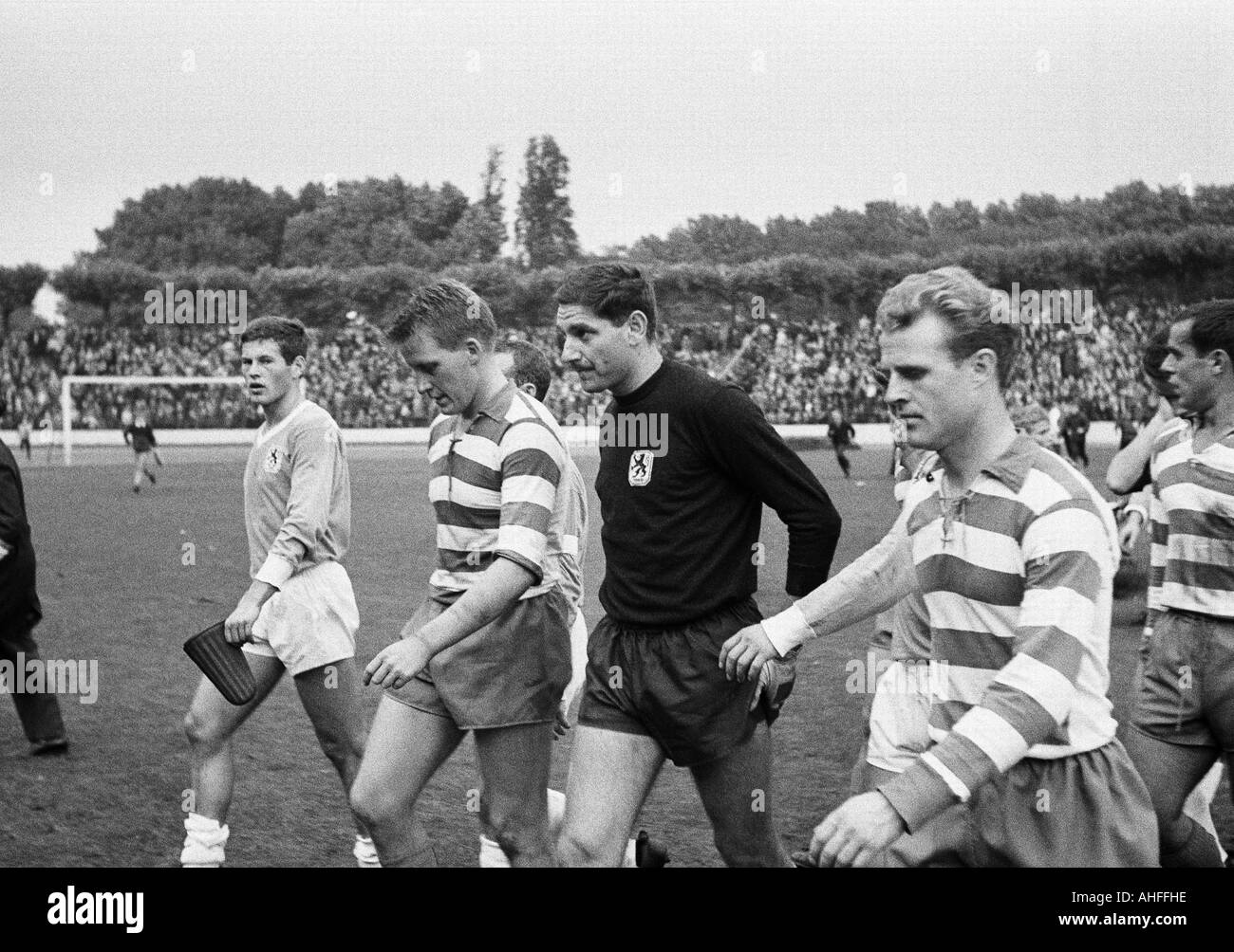 Football, Bundesliga, 1965-1966, stade de Duisburg Wedau, Meidericher SV contre TSV 1860 Munich 2:3, les joueurs de football de quitter le terrain, f.l.t.r. Hans Reich (1860), Günter Preuss (MSV), Petar Radenkovic (1860), Rudolf Schmidt (MSV), Johann Sabbath (MSV) Banque D'Images