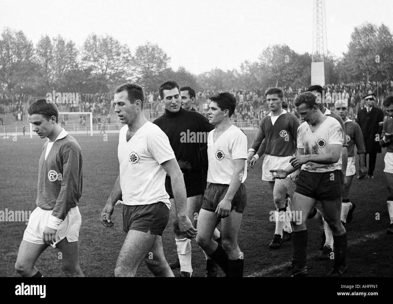 Regionalliga West, football, 1965-1966, Fortuna Düsseldorf par rapport au poste d'Oberhausen 1:3 Stade Rhein, à Gelsenkirchen, les joueurs de football de quitter le terrain, f.l.t.r. Willi Marzok (Ddorf), Friedhelm Kobluhn (RWO), keeper Helmut Traska (RWO), keeper Alb Banque D'Images