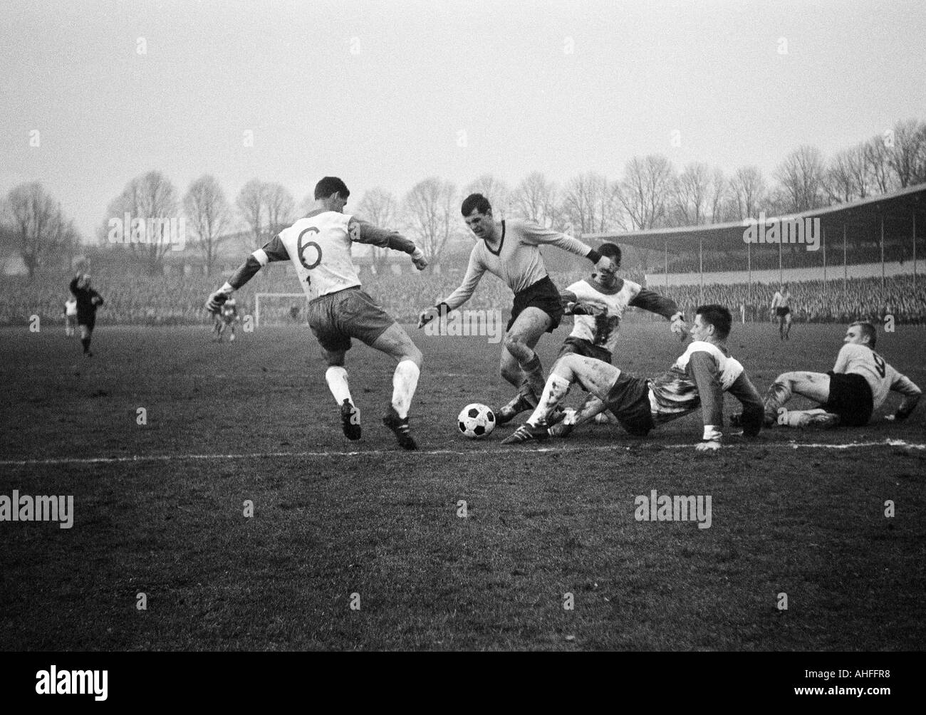 Football, Bundesliga, 1965-1966, stade Rote Erde à Dortmund, Borussia Dortmund et Werder Brême 2:1, scène du match, f.l.t.r. Max Lorenz (Brême), Lothar Emmerich (BVB), Josef Piontek (Brême, couverts), Hans Schulz (Brême), Siegfried ( Banque D'Images