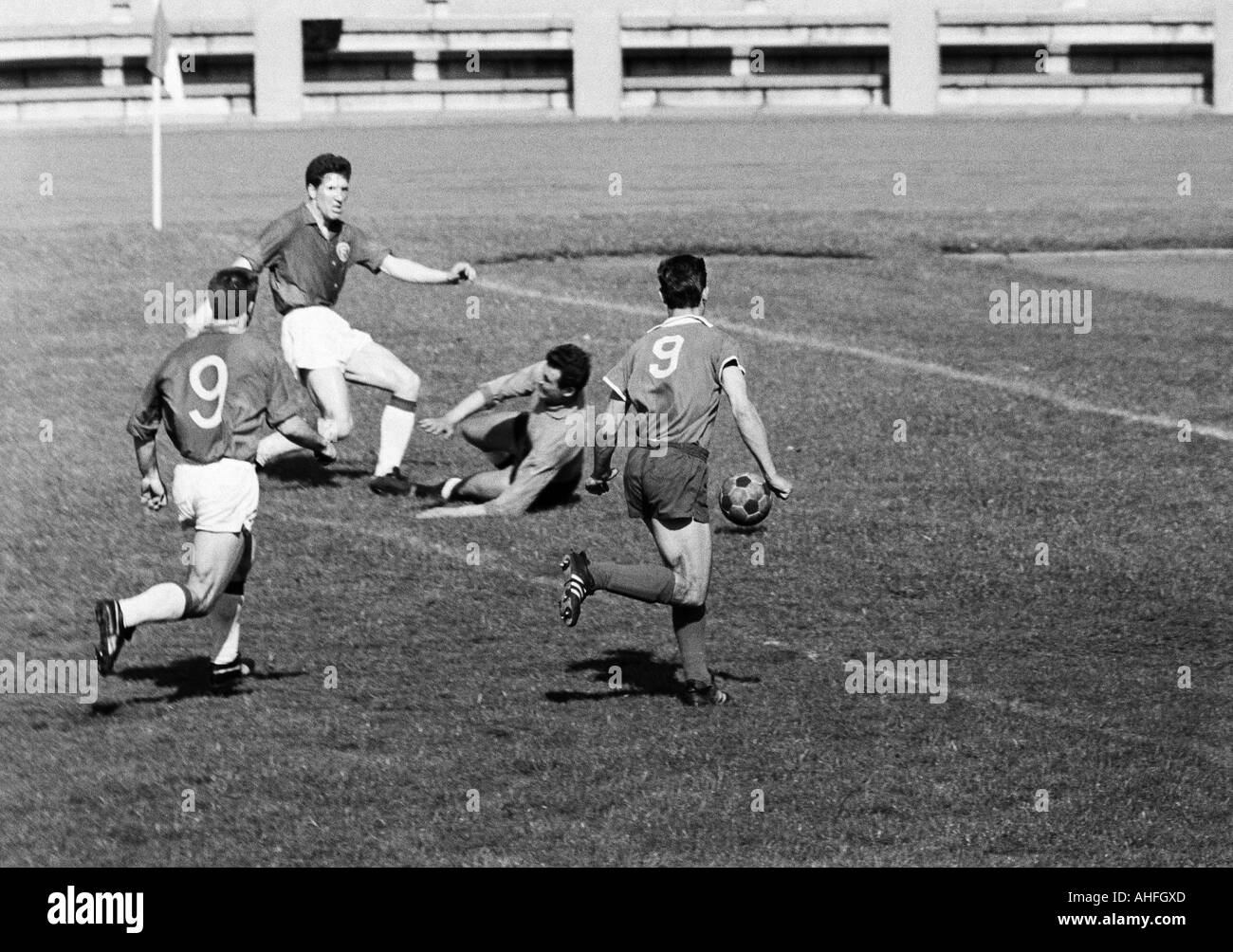 Regionalliga West, football, 1965-1966, Jahn Stadium à Marl, Marl-Huels TSV Fortuna Düsseldorf par rapport à 0:3, scène du match, f.l.t.r. Juergen Schult (Ddorf, 9), Waldemar Gerhardt (Ddorf), keeper Manfred Gudasch (TSV), un joueur de Marl-Huels (9) Banque D'Images