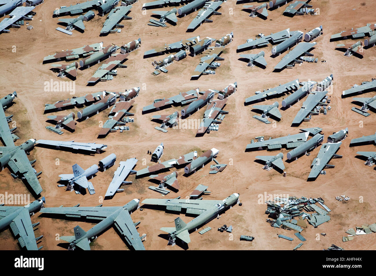 Boeing B-52s antenne à diverses étapes de démontage à l'aéronef, boneyard Davis Monthan Air Force Base, Tucson, Arizona Banque D'Images