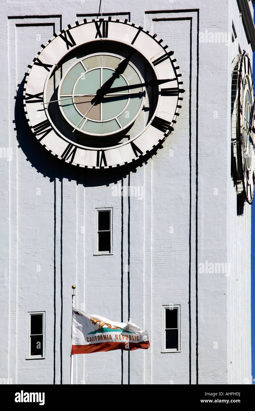 Réveil sur le ferry building tower, San Francisco, Californie drapeau Californie tour de l'horloge Banque D'Images