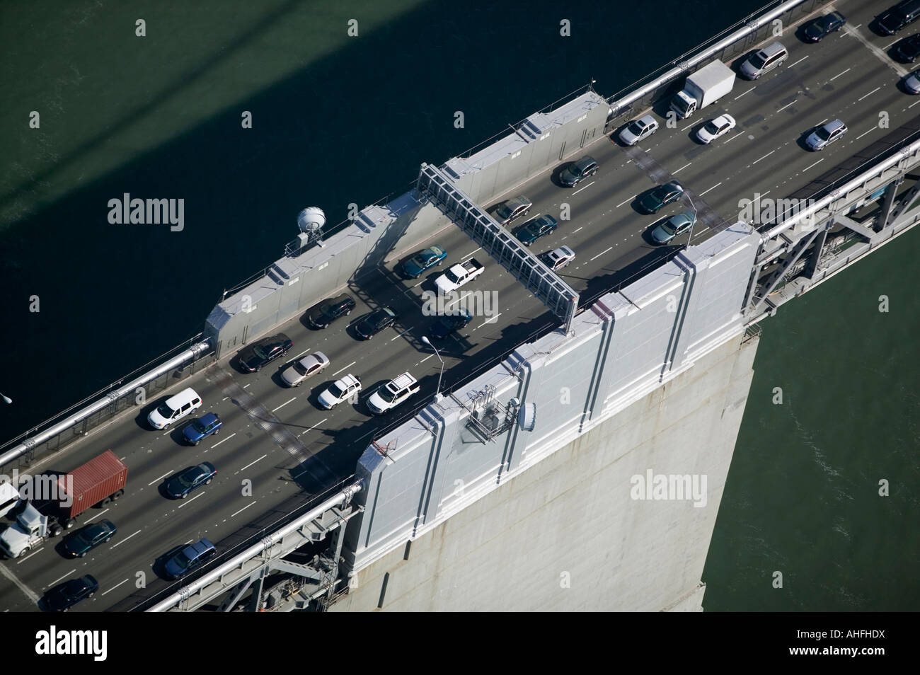 Vue aérienne au-dessus du trafic de banlieue San Francisco Oakland Bay Bridge Banque D'Images