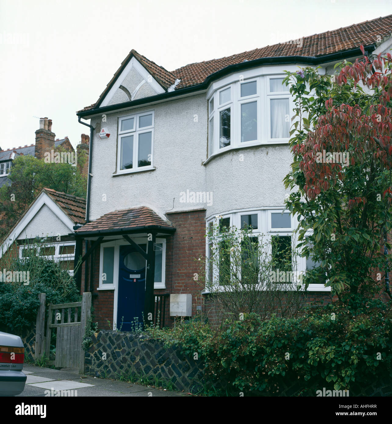 Maison individuelle Maison blanche des années 30 avec des fenêtres en baie Banque D'Images