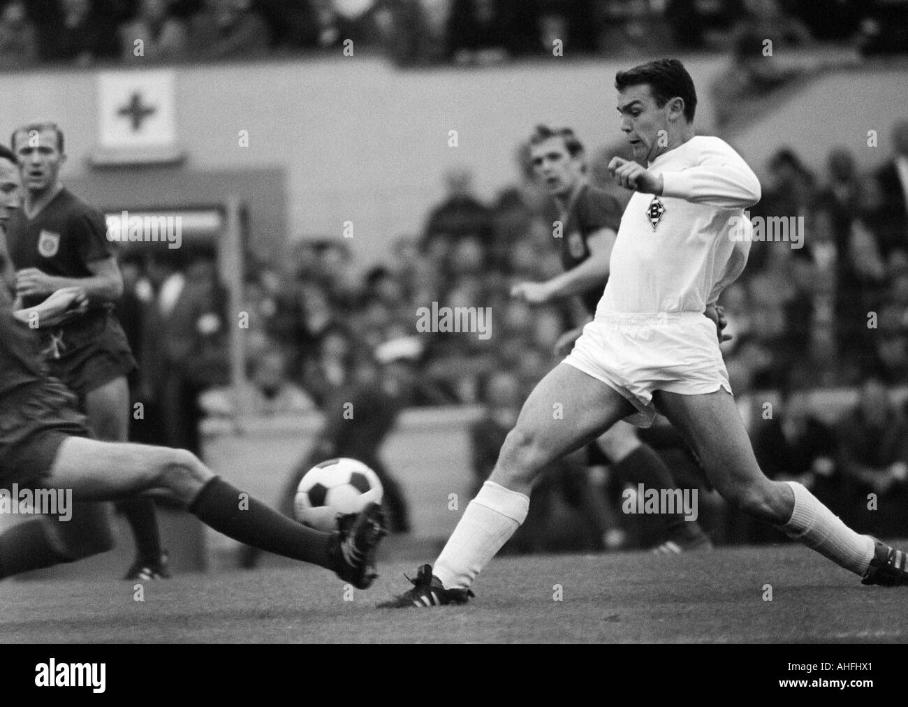 Football, Bundesliga, 1966/1967, le stade à l'Gruenwalder Street, FC Bayern Munich contre Borussia Moenchengladbach 4:3, scène du match, f.l.t.r. Franz Beckenbauer, Peter Kupferschmidt, Peter Werner (tous les Munich), Herbert Laumen (MG) Banque D'Images