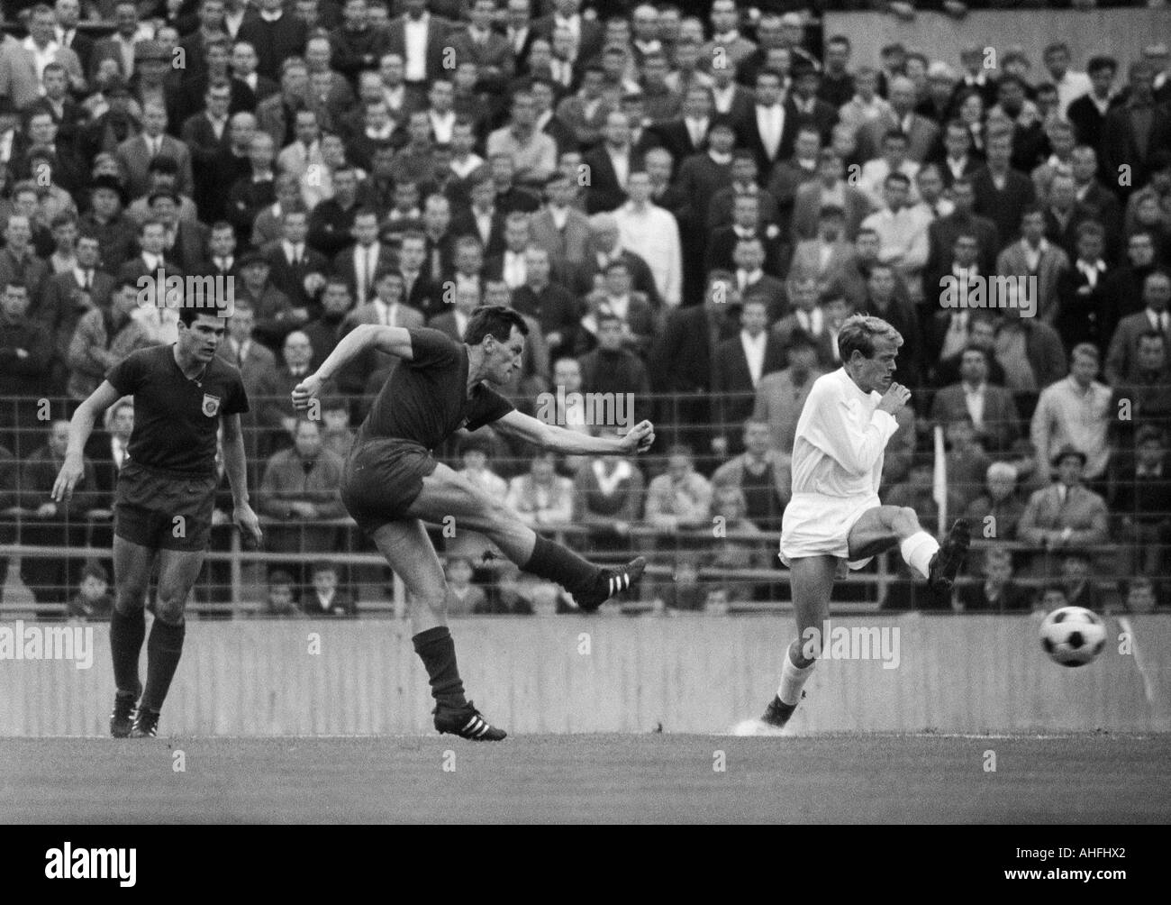 Football, Bundesliga, 1966/1967, le stade à l'Gruenwalder Street, FC Bayern Munich contre Borussia Moenchengladbach 4:3, scène du match, f.l.t.r. Hans Rigotti (FCB), Franz Roth (FCB) tirs au but, Rudolf Poeggeler (MG) Banque D'Images