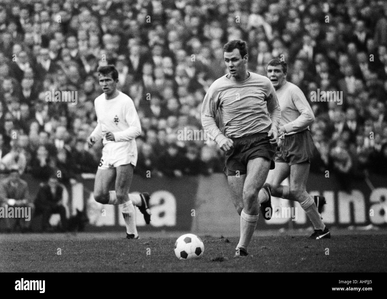 Football, Bundesliga, 1966/1967, le stade à la Hafenstrasse à Essen, Essen poste contre Borussia Moenchengladbach 2:1, scène du match, f.l.t.r. Jupp Heynckes (Gladbach), Heinz Dieter Hasebrink (RWE), Manfred Frankowski (RWE) Banque D'Images