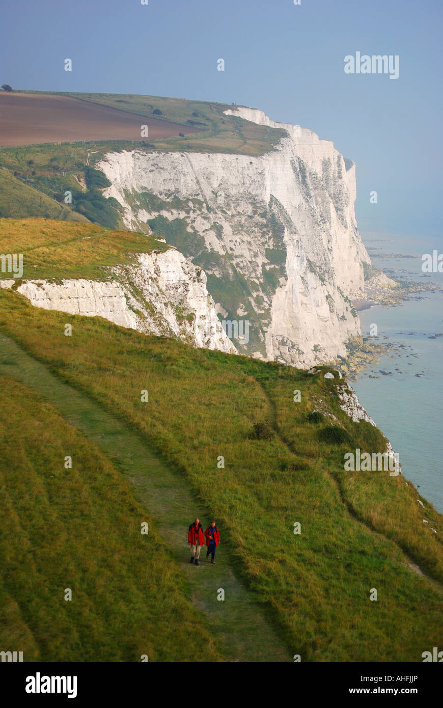 Couple en train de marcher sur le chemin de la falaise, les falaises blanches, Dover, Kent, Angleterre, Royaume-Uni Banque D'Images