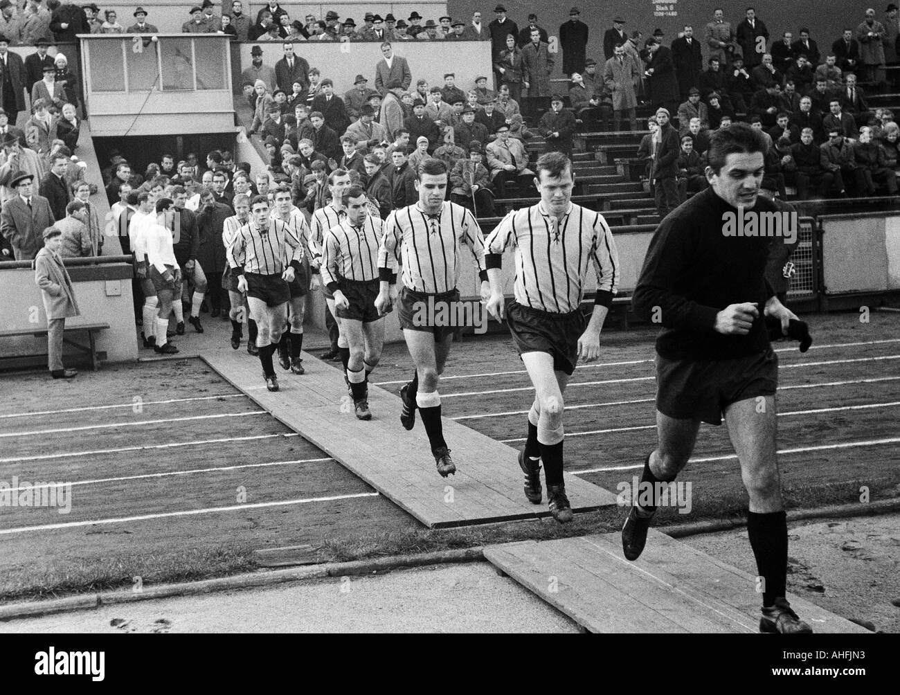 Regionalliga West, football, 1966/1967, Niederrhein Stadium à Oberhausen, le poste d'Oberhausen contre Alemannia Aix-La-Chapelle 3:2, l'équipe de Aix-la-Chapelle vient dans le stade, le capitaine de l'équipe, keeper Gerhard Prokop, derrière Erwin Hoffmann, Rolf Pawellek, Josef l Banque D'Images