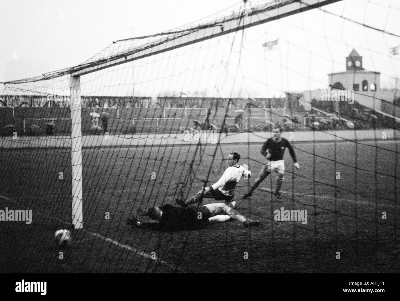 Regionalliga West, football, 1966/1967, poste d'Oberhausen contre Bochum 4:4, stade Niederrhein à Oberhausen, scène du match, Karl Heinz Boettcher (VfL, droite) marque le 4:4, de l'égaliseur est échoué keeper Helmut Traska (RWO) et Friedhelm Kobluhn Banque D'Images