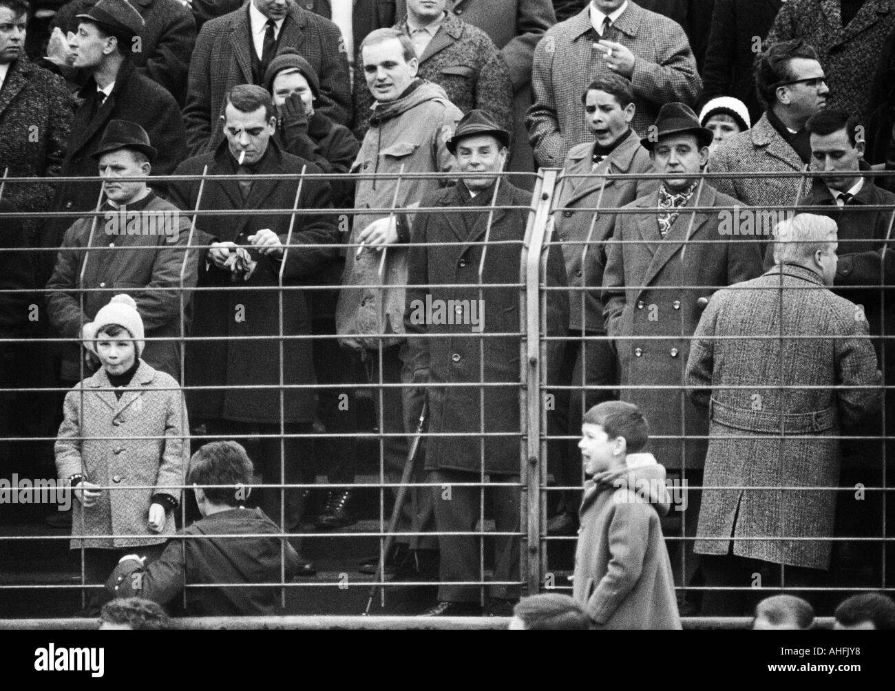 Football, DFB, premier tour, 1966/1967, le stade Glueckaufkampfbahn à Gelsenkirchen contre Schalke 04 Borussia Moenchengladbach 4:2, foule de spectateurs, fans de football, derrière la barrière de contrôle de foule Banque D'Images