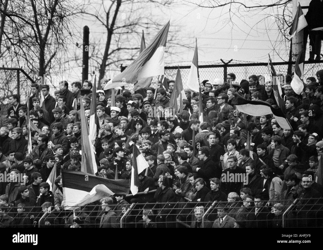 Football, DFB, premier tour, 1966/1967, le stade Glueckaufkampfbahn à Gelsenkirchen contre Schalke 04 Borussia Moenchengladbach 4:2, foule de spectateurs, fans de football Banque D'Images