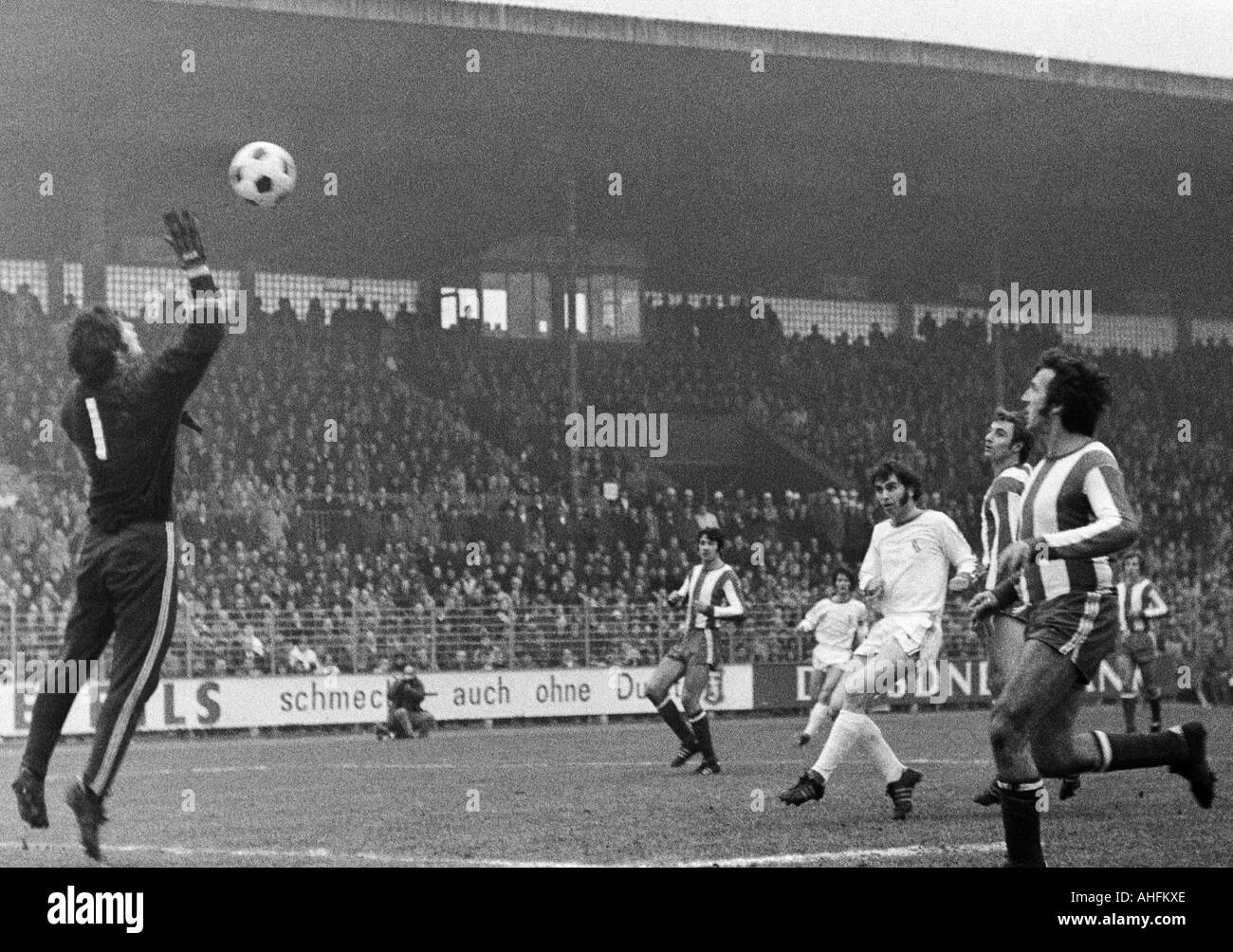 Football, Bundesliga, 1971/1972, VfL Bochum contre 1. FC Kaiserslautern 4:2, stade à l'Castroper Strasse à Bochum, scène du match, f.l.t.r. keeper Josef Elting (FCK), Karl Heinz Vogt (FCK), Werner balte (Bochum), Ernst Diehl (FCK), Guenther Rein Banque D'Images