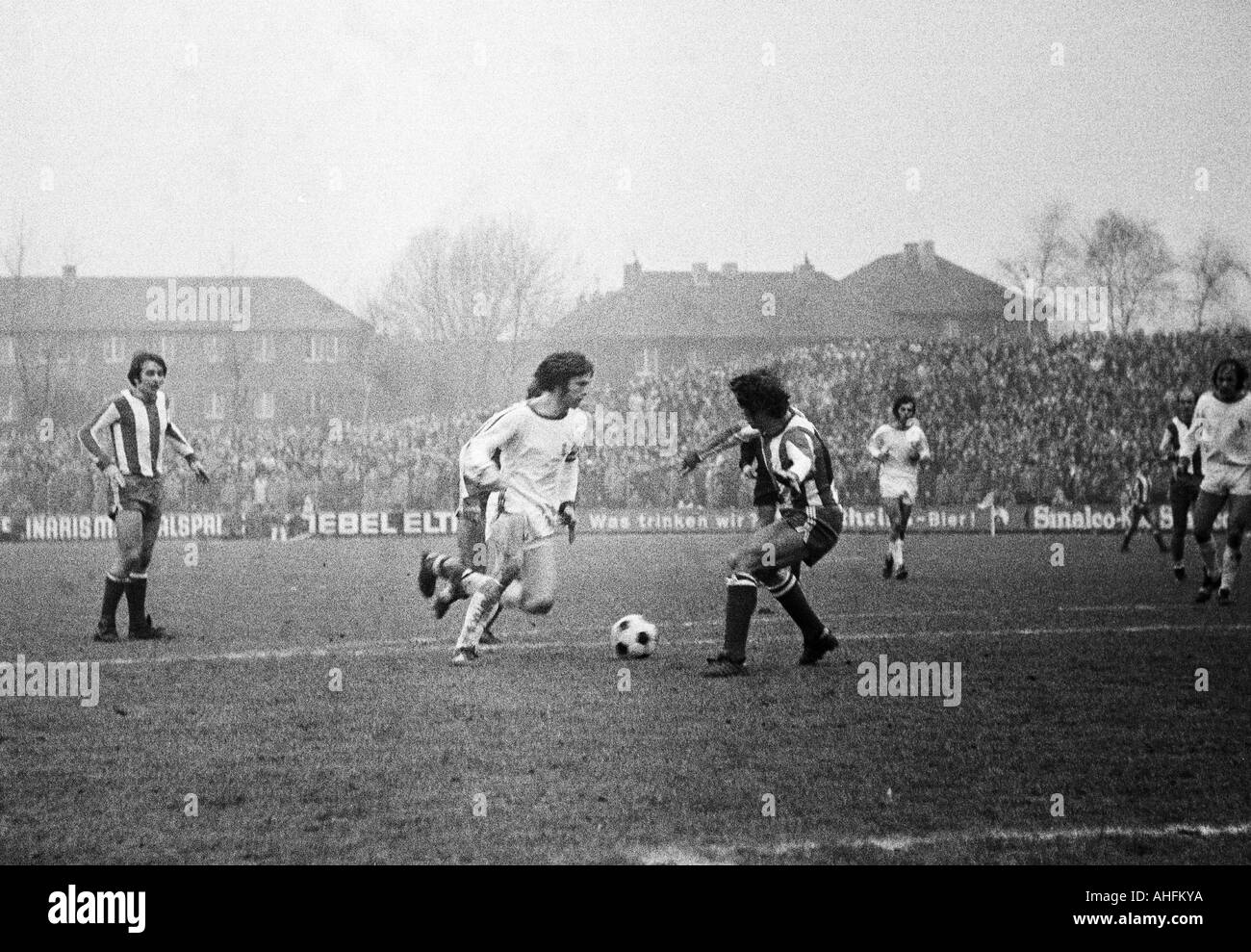 Football, Bundesliga, 1971/1972, VfL Bochum contre 1. FC Kaiserslautern 4:2, stade à l'Castroper Strasse à Bochum, scène du match, jeu déloyal dans la boîte à Hans Walitza (Bochum) 2.f.l. par Hermann Bitz (FCK) 3.f.l., Werner balte (Bochum) pas pictu Banque D'Images