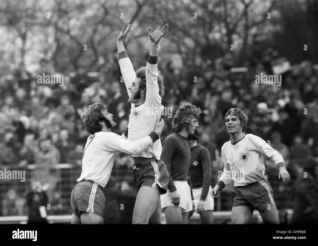 Football, Bundesliga, 1971/1972, poste d'Oberhausen contre Hambourg SV 1:0, stade Niederrhein à Oberhausen, scène du match, 1:0 but coup franc d'or à Oberhausen par Uwe Kliemann 2.f.l., Willi Mumme (gauche) l'ORRF et Hans Schumacher (RWO) re droit Banque D'Images