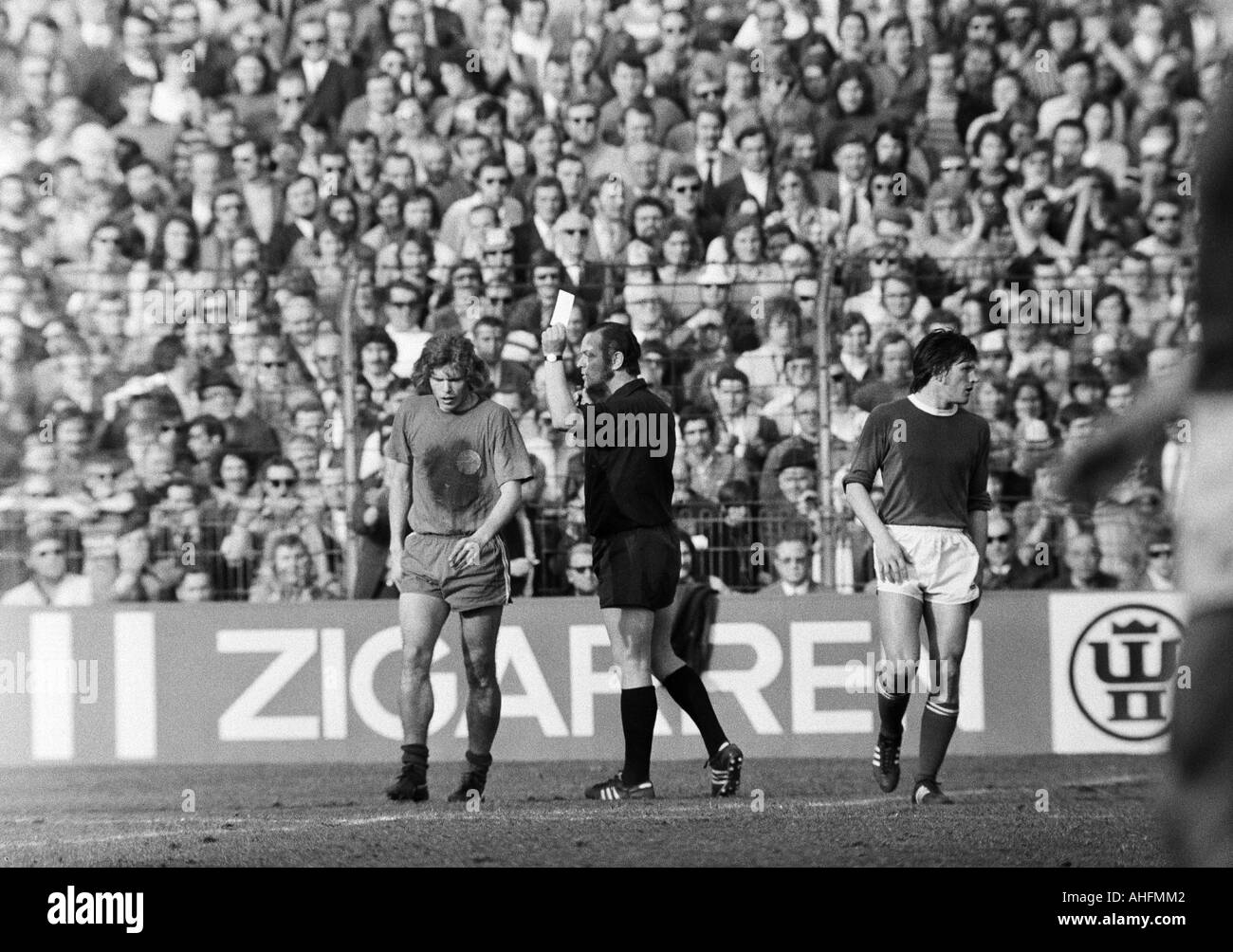 Football, Bundesliga, 1971/1972, le FC Schalke 04 contre Fortuna Düsseldorf en 3:0, Glueckaufkampfbahn Stadium à Gelsenkirchen, scène du match, arbitre Horst Herden jaune de Hambourg-cartes Reiner Geye (Fortuna) gauche, droite Heinz van Haaren (S04) Banque D'Images