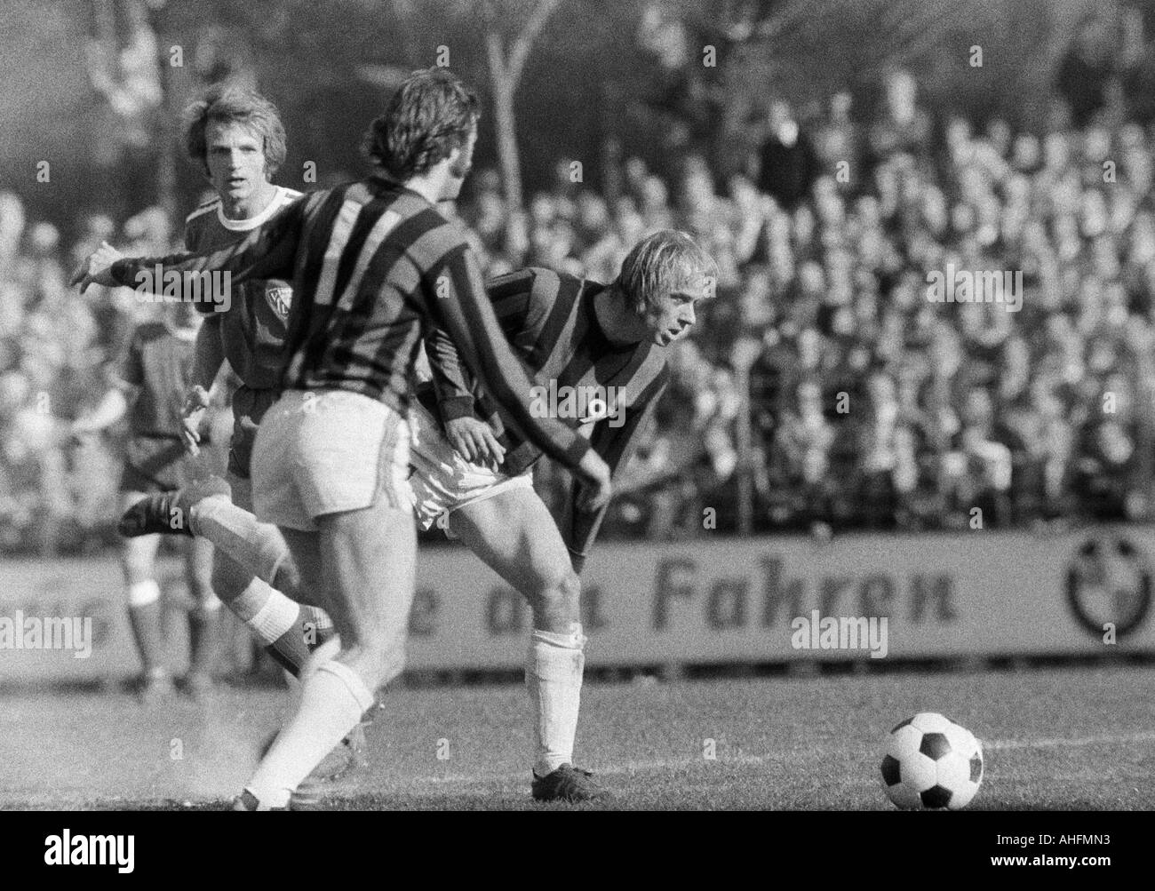 Football, Bundesliga, 1971/1972, VfL Bochum contre Hanovre 96 2:2, stade à l'Castroper Strasse à Bochum, scène du match, f.l.t.r. Dieter Zorc (Bochum), un joueur de Hanovre (11), Horst Bertl (96) Banque D'Images