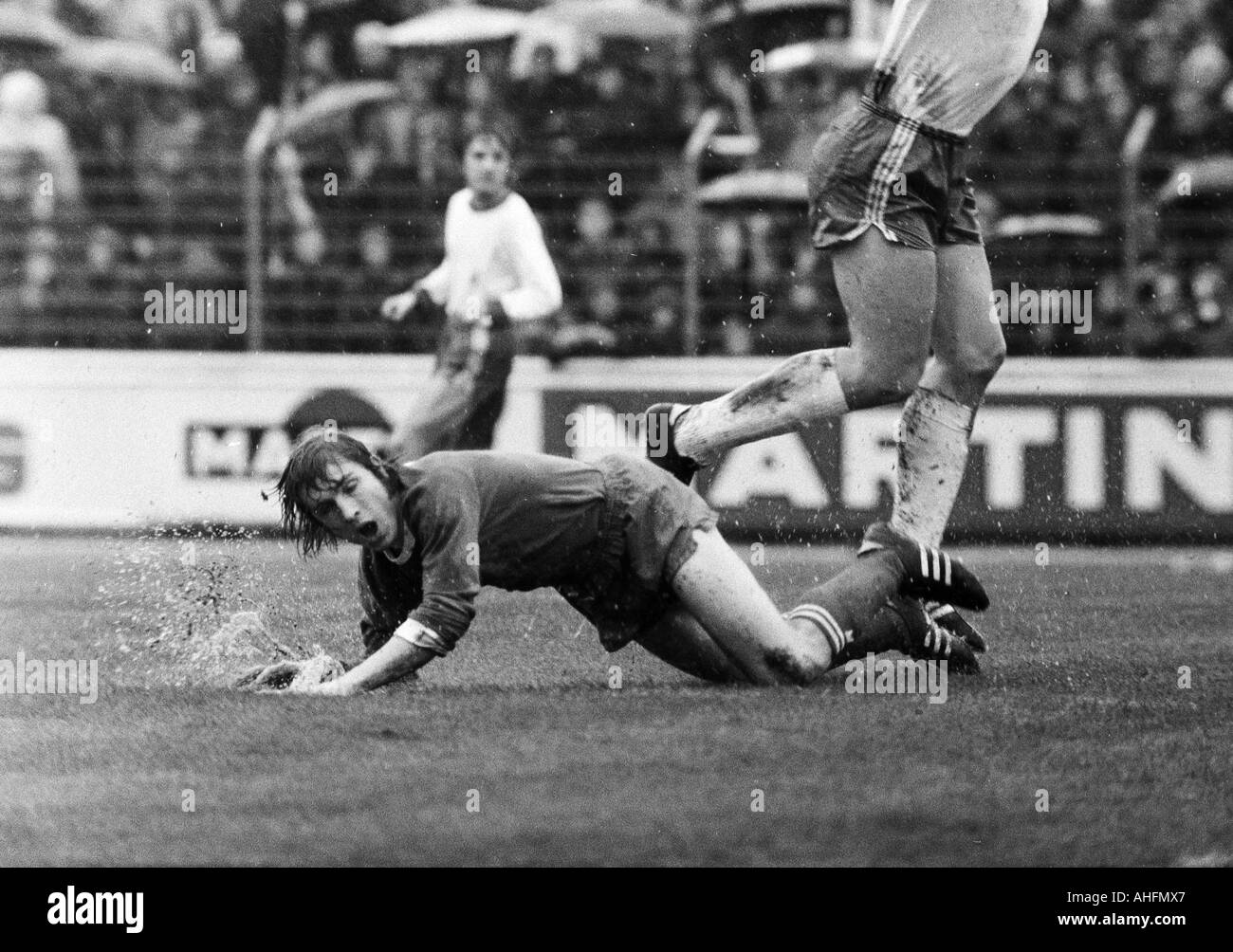 Football, Bundesliga, 1971/1972, Niederrhein Stadium à Oberhausen, le poste d'Oberhausen contre le FC Schalke 04 2:3, un temps pluvieux, dans heavy rain, jeu de scène le match, Klaus Fischer (S04) est échoué Banque D'Images