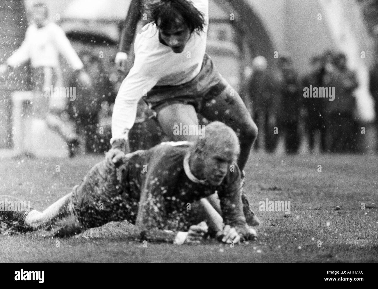 Football, Bundesliga, 1971/1972, Niederrhein Stadium à Oberhausen, le poste d'Oberhausen contre le FC Schalke 04 2:3, un temps pluvieux, dans heavy rain, jeu de scène le match, Rolf Ruessmann (S04) est échoué, au-dessus de Fred Hoff (RWO) Banque D'Images